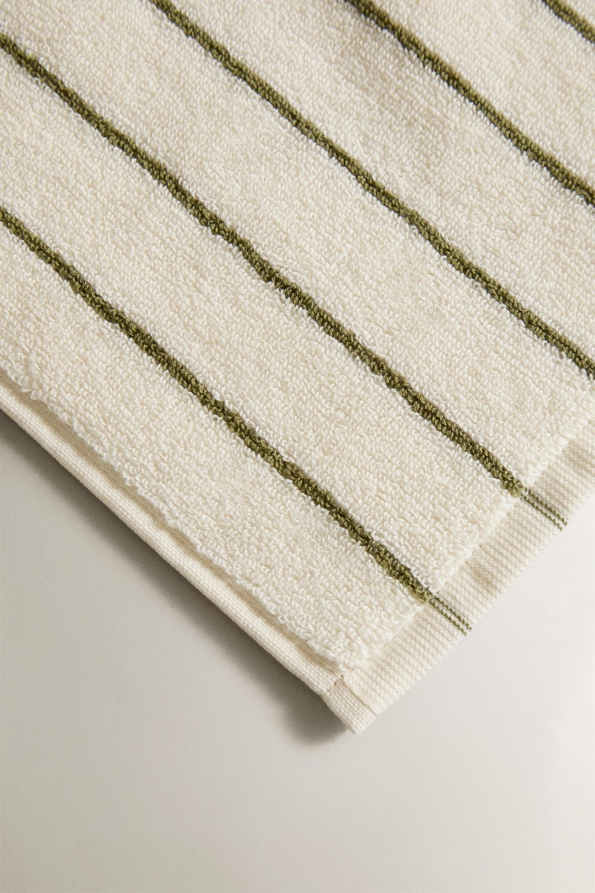 BATH TOWEL WITH CONTRAST STRIPES